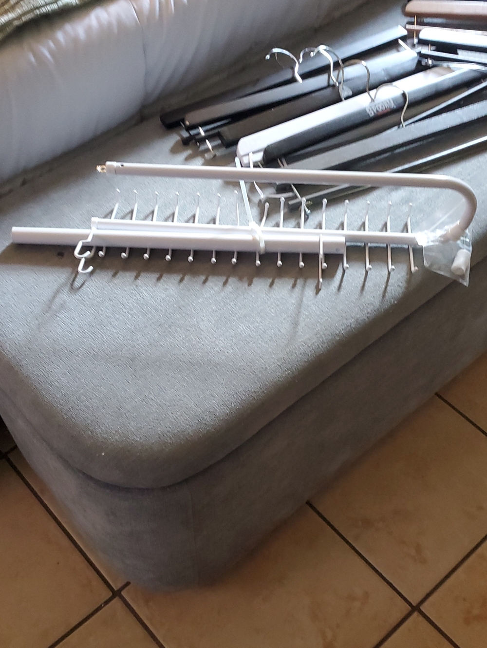 White Metal Pull-Out Scarf & Accessory Rack With Bkanket Hangers Bundle